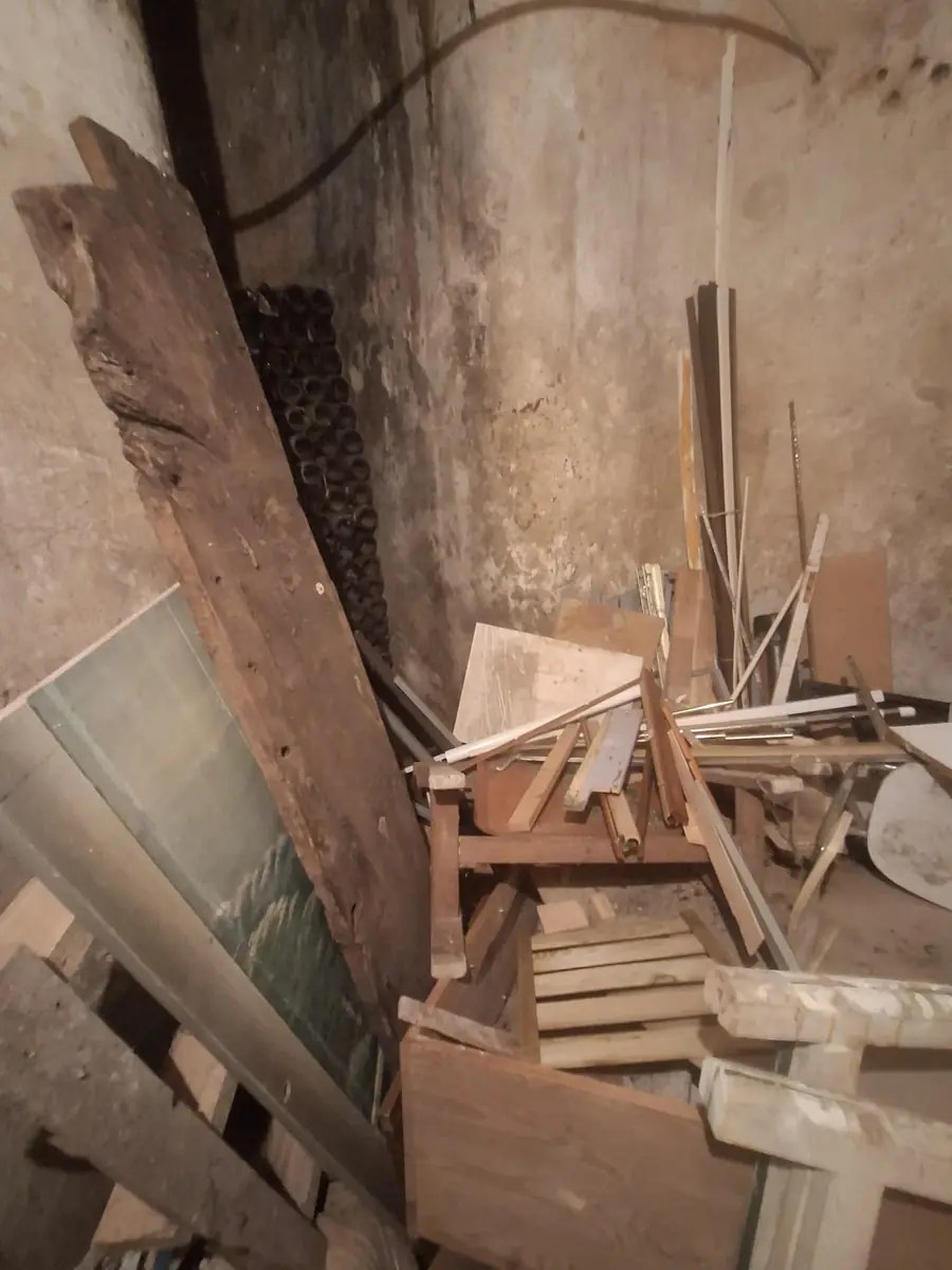 Cave voûtée encombrée — débarras de cave à Paris