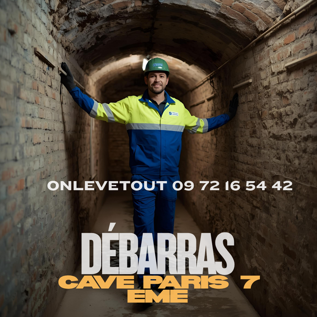 Équipe Onlevetout au travail pour débarras cave Paris 7	